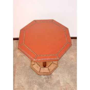 detal skórzanego blatu z ćwiekami